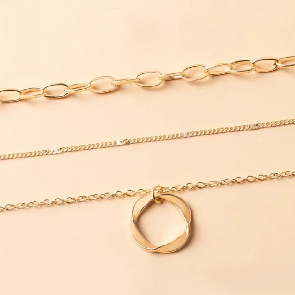 Collar en capas dorado retro