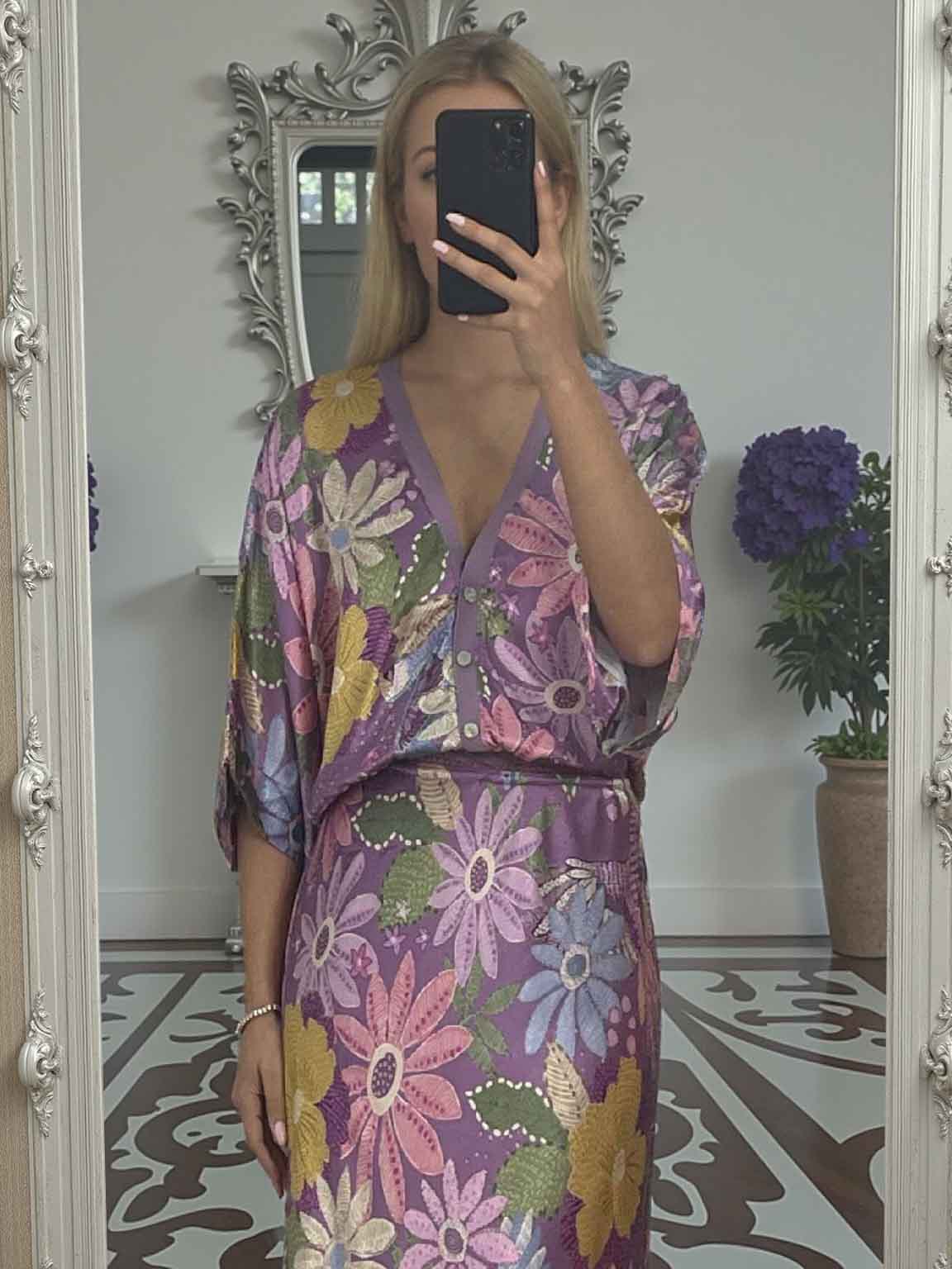 Conjunto Satinado Floral Off-Shoulder — Elegancia que deslumbra
