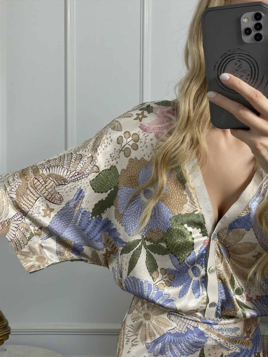Conjunto Satinado Floral Off-Shoulder — Elegancia que deslumbra
