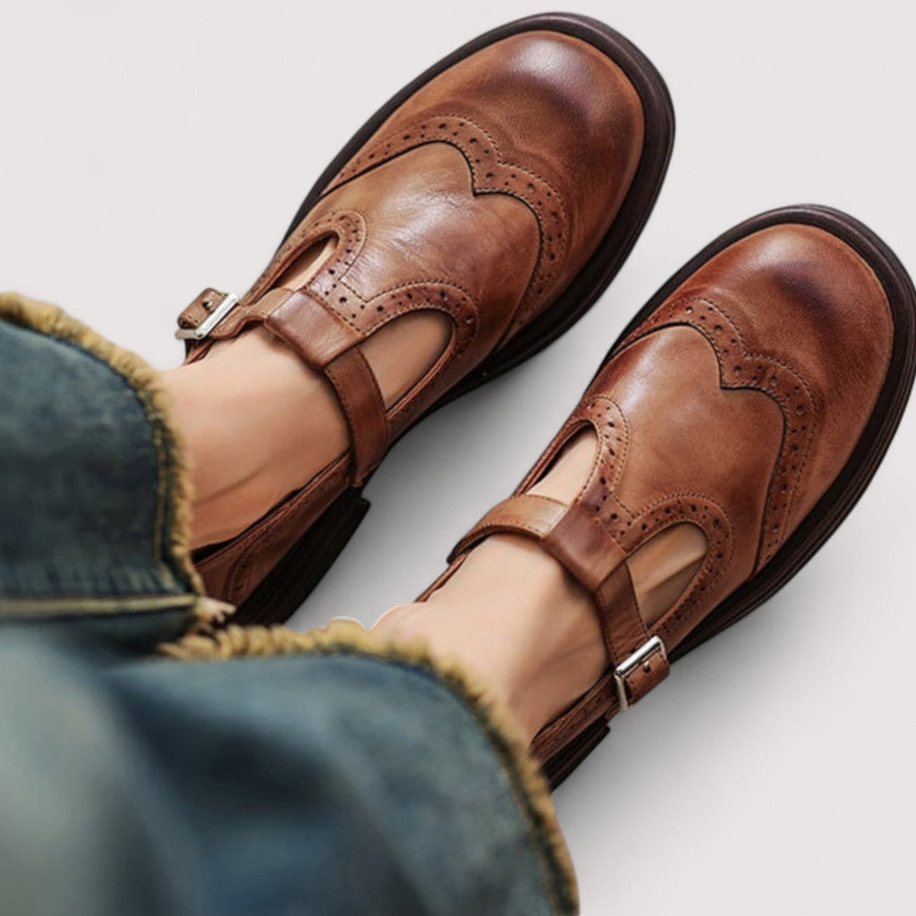 Nora™ | Zapato Mary Jane con detalle brogue y hebilla