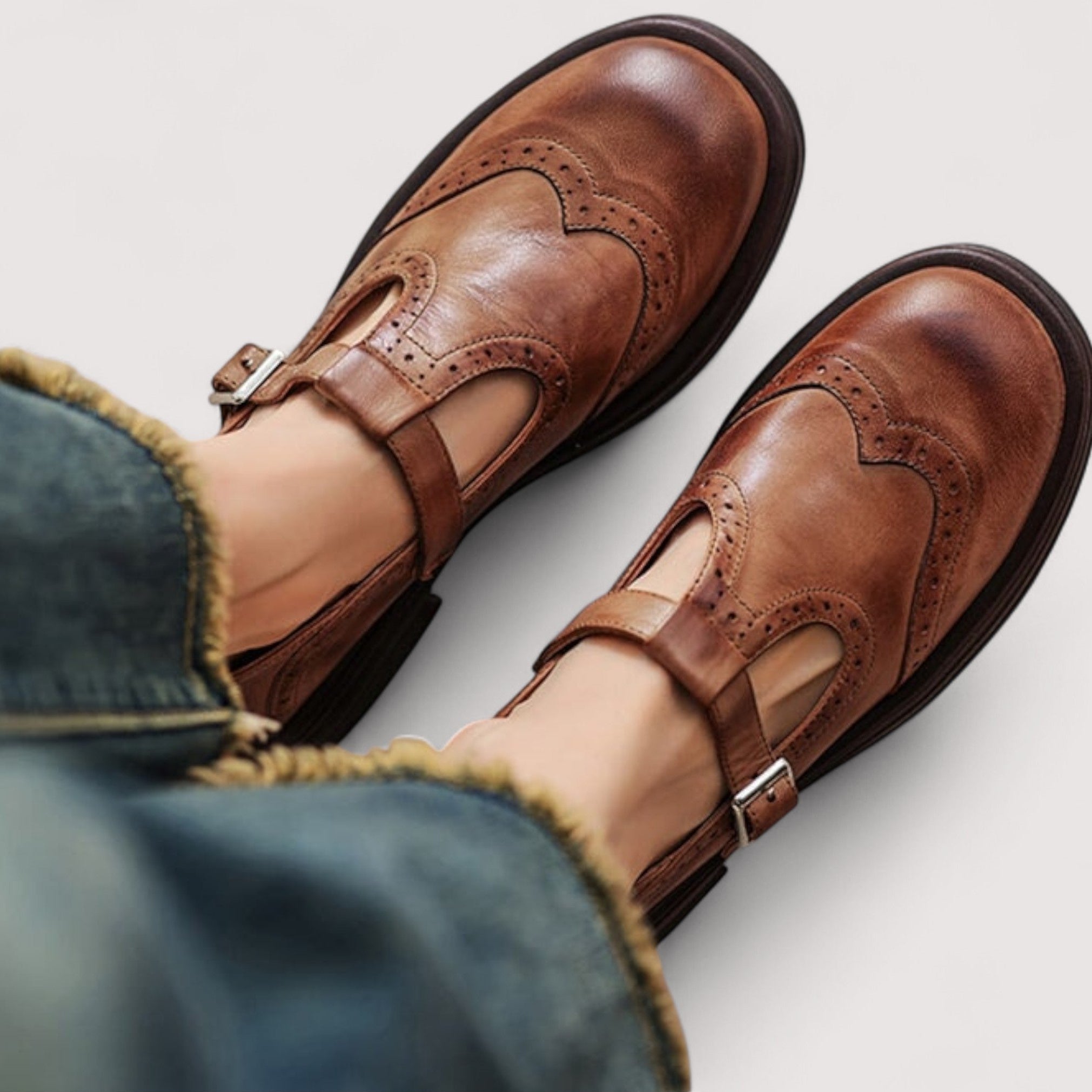 Nora™ | Zapato Mary Jane con detalle brogue y hebilla