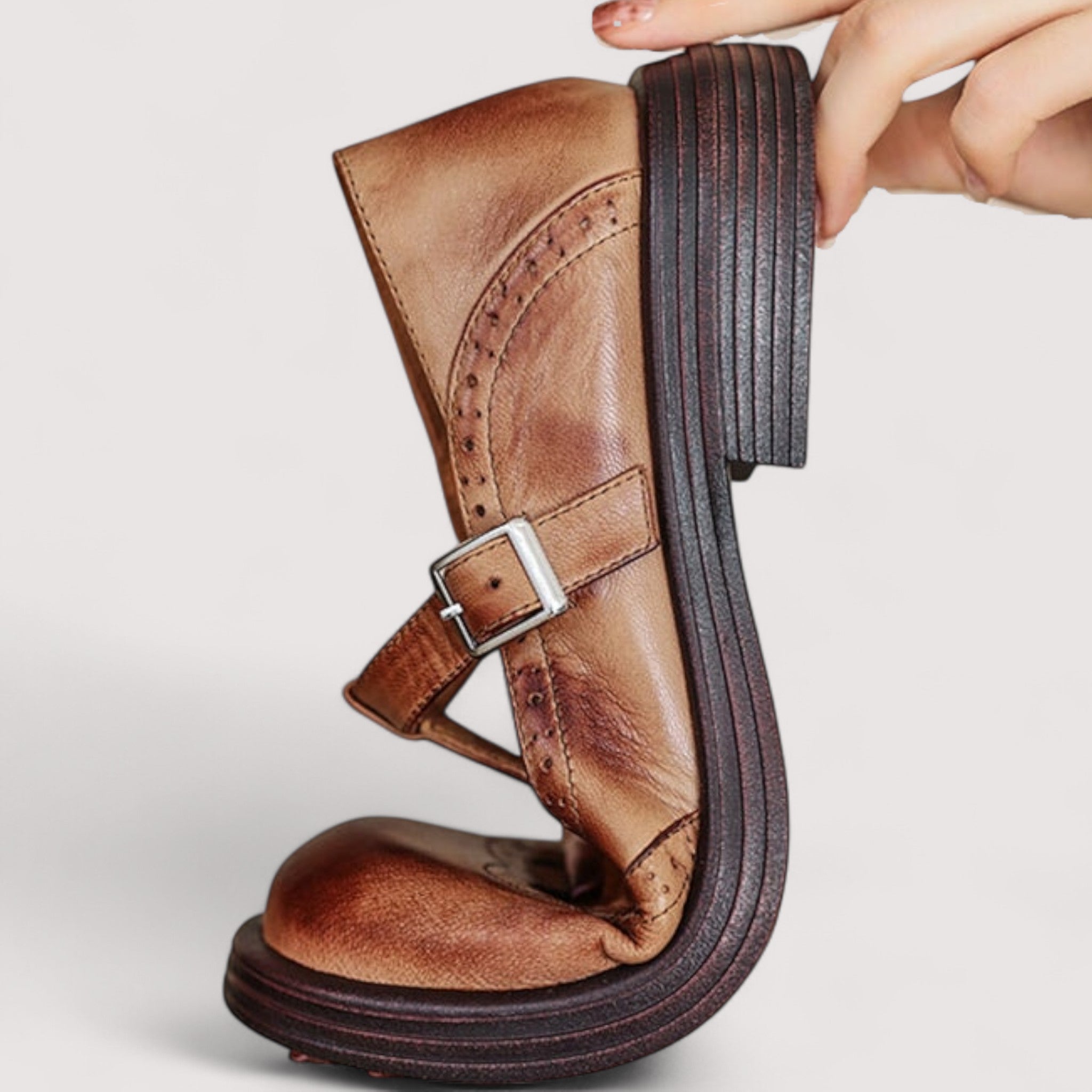 Nora™ | Zapato Mary Jane con detalle brogue y hebilla