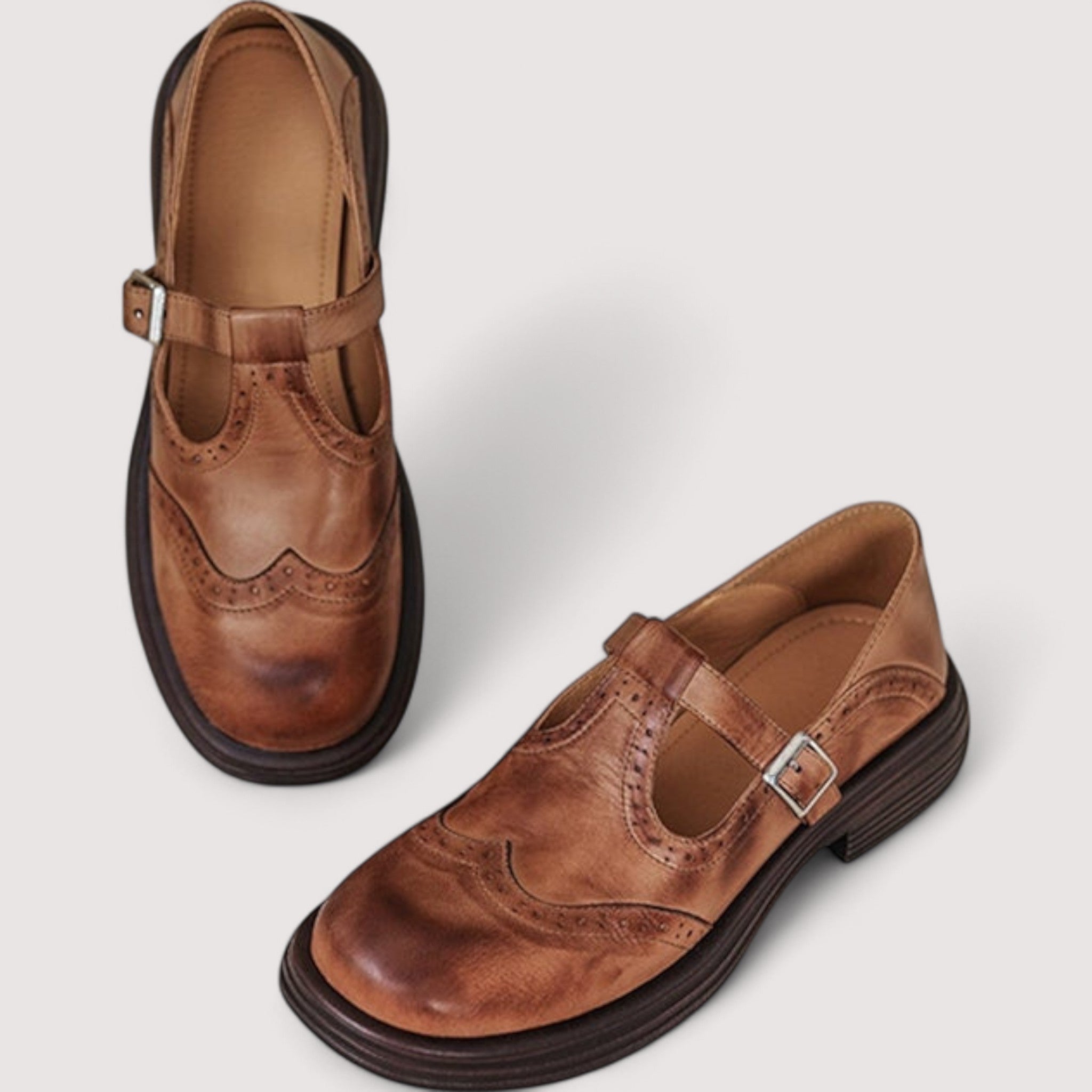Nora™ | Zapato Mary Jane con detalle brogue y hebilla